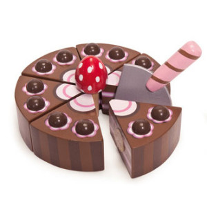 Chokolade fødselsdagskage i træ, legemad fra Le Toy Van leveret hurtigt af Legetøj Online