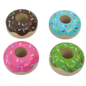 4 donuts som legemad i træ med hver deres smag fra svenske JaBaDaBaDo