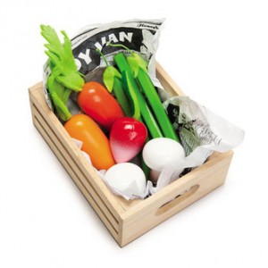 Kasse med grøntsager som legemad i træ produceret af Le Toy Van