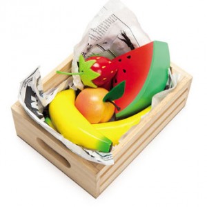 Realistisk kasse med legemad i træ, her er det frugterne fra Le Toy Van