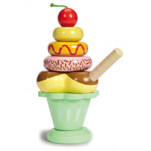 Isdesserten som legemad i træ hedder sundae ice cream
