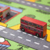 Londonbus fra Le Toy Van parkerer på trafiktæppets busholdeplads